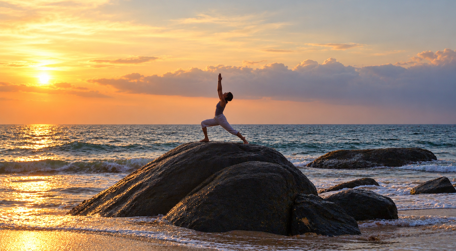Yoga auf einem Felsen am Meer bei Sonnenuntergang an der Küste Sri Lankas am Strand der Shakti Villa.